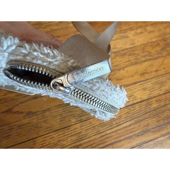 Lululemon Everywhere Belt Bag One Size Beige Fleece Sherpa Crossbody Sling Zip - Picture 6 of 9